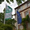 Die Flagge der Mayors for Peace weht im Innenhof des Rathauses von Baden-Baden - © Stadt Baden-Baden