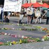 Gedenkveranstaltung auf dem Bremer Marktplatz mit dem Peacezeichen aus Blumen - © Bremer Friedensforum