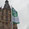 Flagge der Mayors for Peace vor dem Rathausturm in Köln, 8.7.2020 - © Stefanie Intveen
