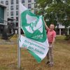 Landrat Thomas Will hisste am Mittwoch, 8. Juli 2020, die Flagge der Mayors for Peace vor dem Landratsamt in Gross-Gerau - © Kreisverwaltung Gross-Gerau