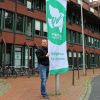Bodo Klimpel (Bürgermeister haltern am See) hat vor dem Rathaus die Flagge des weltweiten Bündnisses Mayors for Peace gehisst. - © Stadt Haltern am See