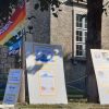 Bündnis Fremde brauchen Freunde hat am 08.08.2020 eine Tagesaktion an der Husumer Kirche gemacht mit Stelltafel und Flugblättern - © slebst