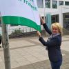 Oberbürgermeisterin Christiane Blatt hisst die Flagge der Mayors for Peace in Vöklingen - © Stadt Völklingen / Anne Bartelt