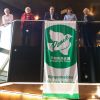 Im Foyer des Essener Rathauses wird die Flagge des Bündnisses 