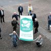 Vertreter aus Politik und Verwaltung setzen gemeinsam mit Bürgermeister Werner Arndt ein sichtbares Zeichen für den Frieden - © Stadt Marl, Pressestelle