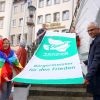 Mitglieder des Frauennetzwerk für Frieden hissen gemeinsam mit Oberbürgermeister Ashok Sridharan die Flage des weltweiten Bündnis 