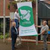 Bürgermeister Sebastian Täger hisst die Flagge der internationalen Organisation Mmayors for Peace in Senden - © Gemeinde Senden