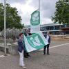 Flaggentag in Wolfsburg: OB Klaus Mohrs hisst gemeinsam mit BMin Bärbel Weist und BM Ingolf Viereck vor dem Rathaus die Flagge. - © Stadt Wolfsburg